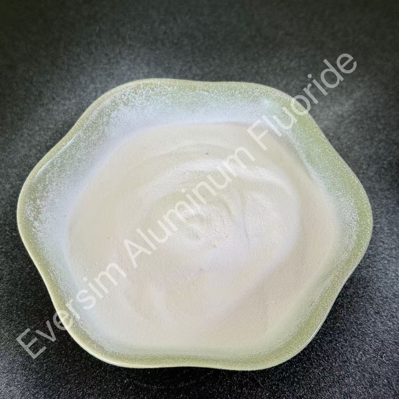 Bajo precio químico El fluoruro de aluminio en bruto AlF3 reduce el punto de fusión de los electrolitos