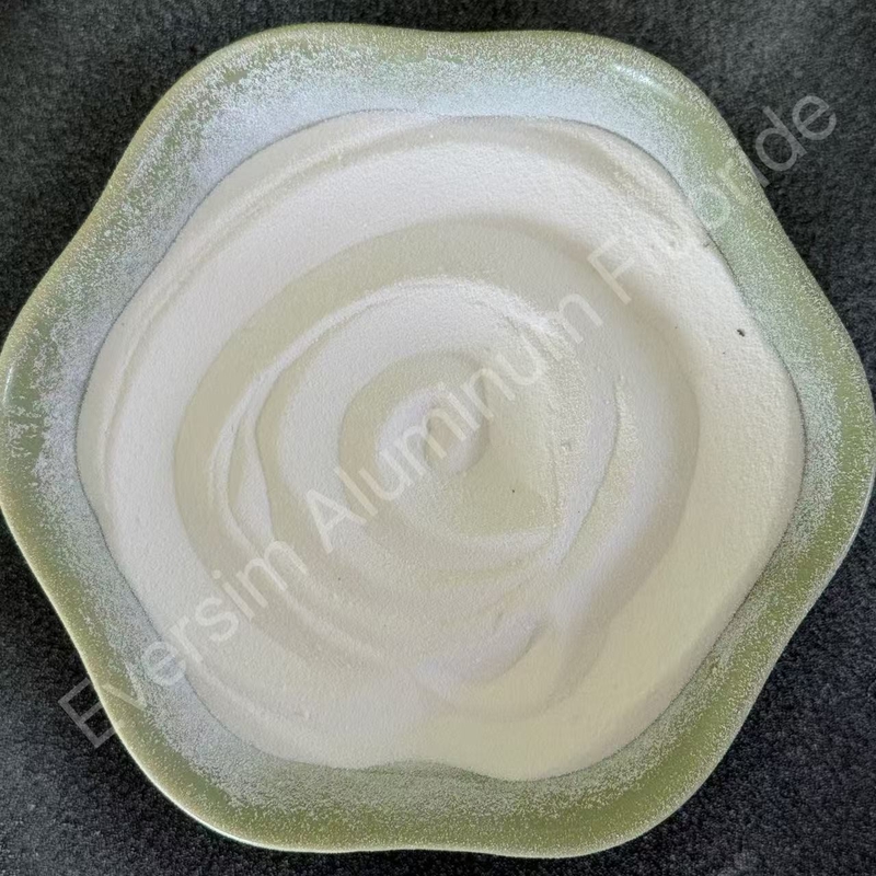 Bajo precio químico El fluoruro de aluminio en bruto AlF3 reduce el punto de fusión de los electrolitos